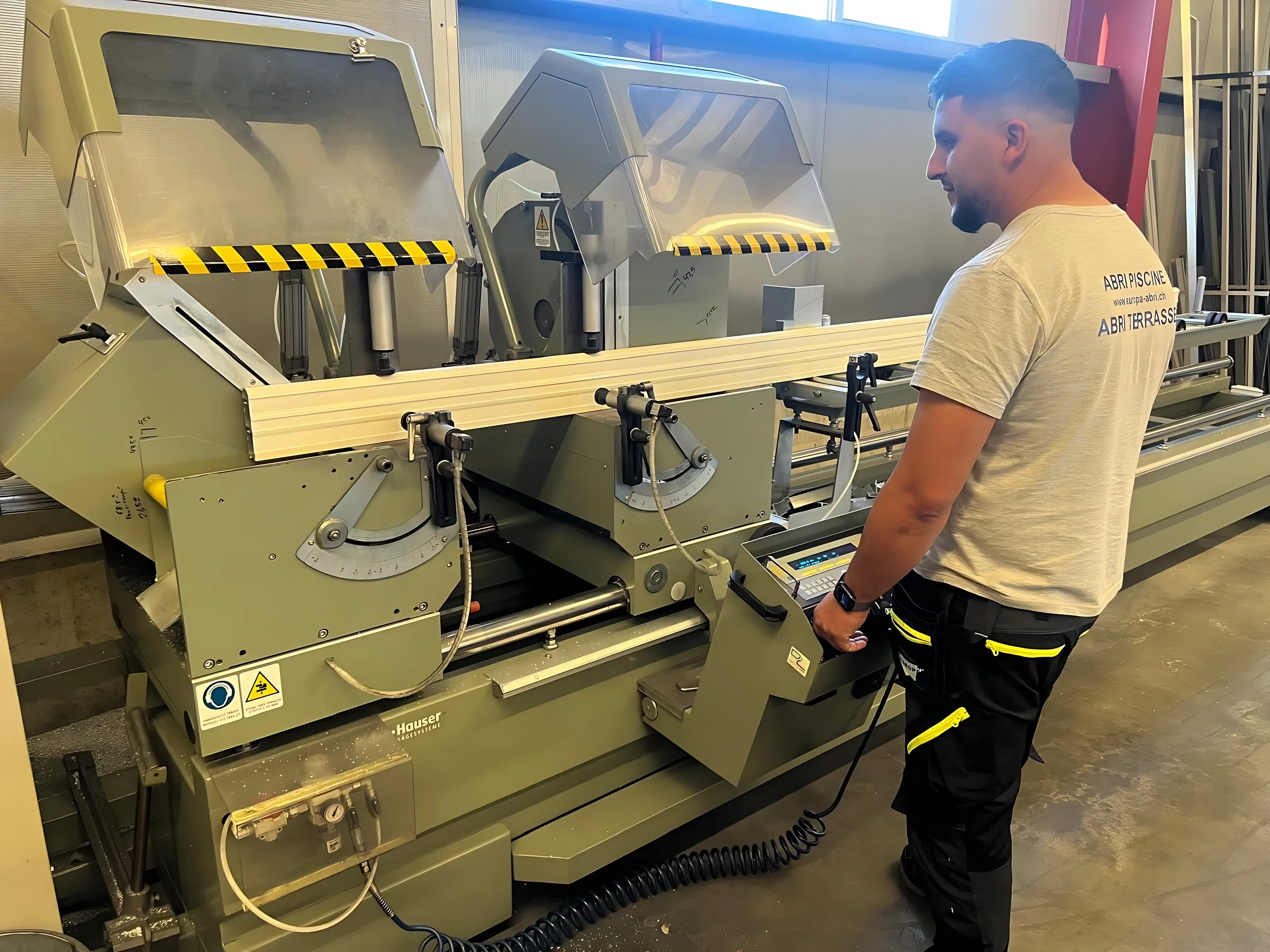 L'atelier de Dompierre, la découpe des profilés aluminium