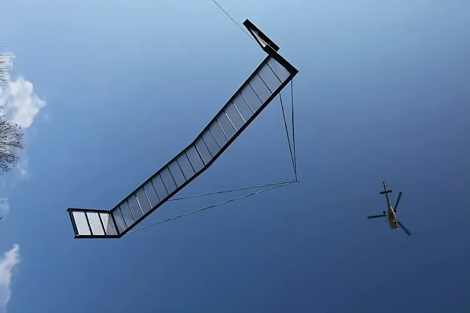 Ein Element der Überdachung im Flug unter dem Helikopter