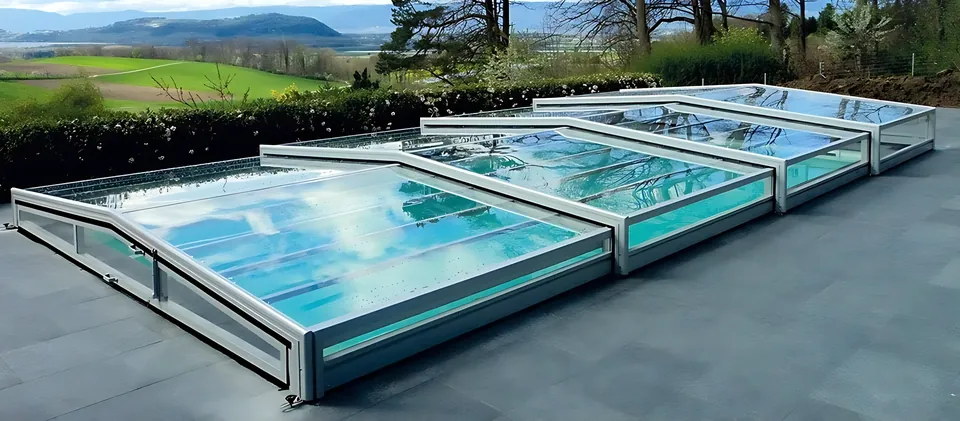 Abri de piscine bas ouvert, face au lac