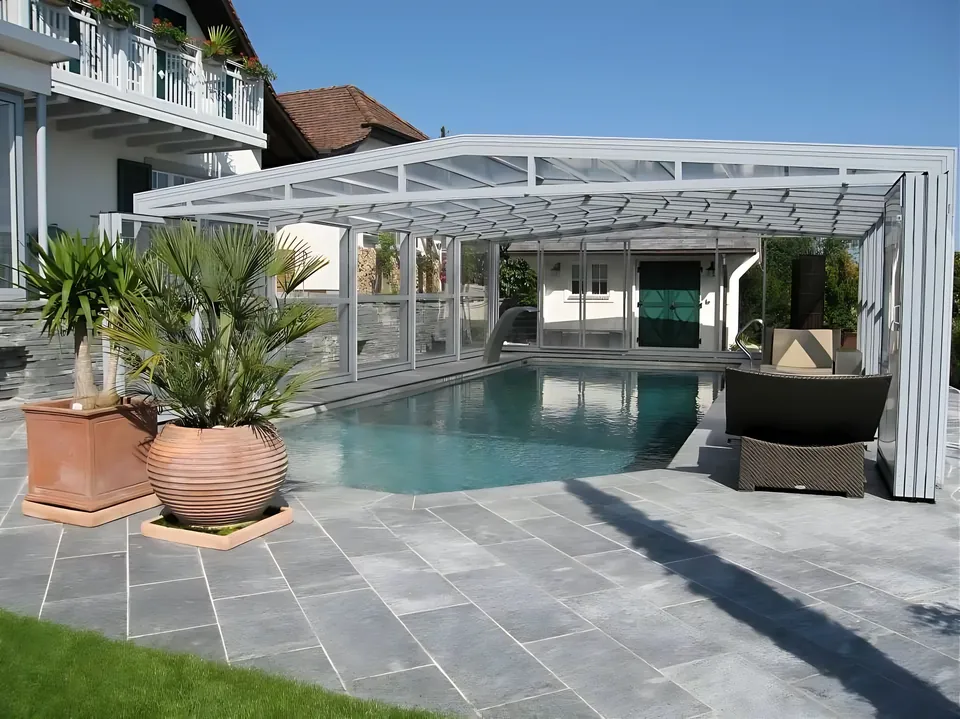 Abri de piscine haut, ouvert sur la terrasse
