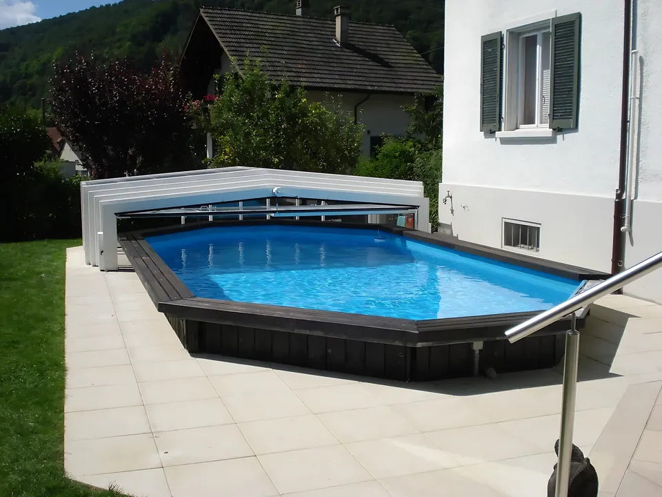 Überdachung für teilweise erhöhten Pool. Die Überdachung folgt dem erhöhten Becken.