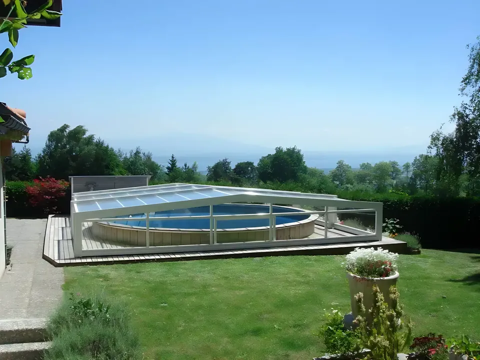 Überdachung für rundes Schwimmbad. Eine Massanfertigung für ein rundes Becken.