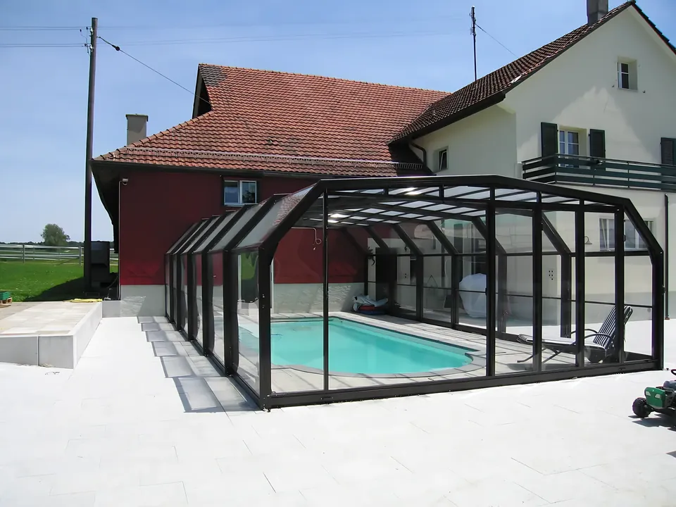 Überdachung «Adossé» am Haus. Kontinuität zwischen Haus und Becken.