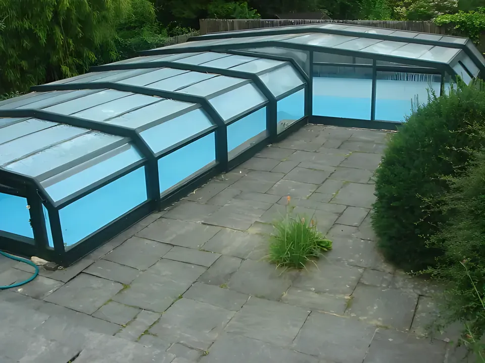 Überdachung für Pool in L-Form. Massarbeit bis in die Geometrie.